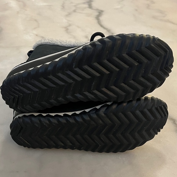 Sorel Black Winter Boots with Faux Fur - Picture 8 of 8